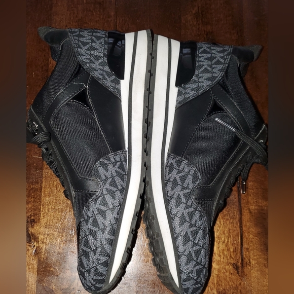 Michael Kors Black & Grey Patterned Size 8M Sneakers. - Picture 4 of 7